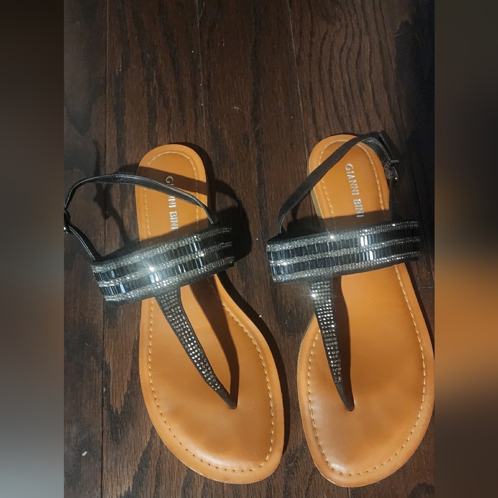 Gianni Bini Black and Brown Sandals with Elegant Design